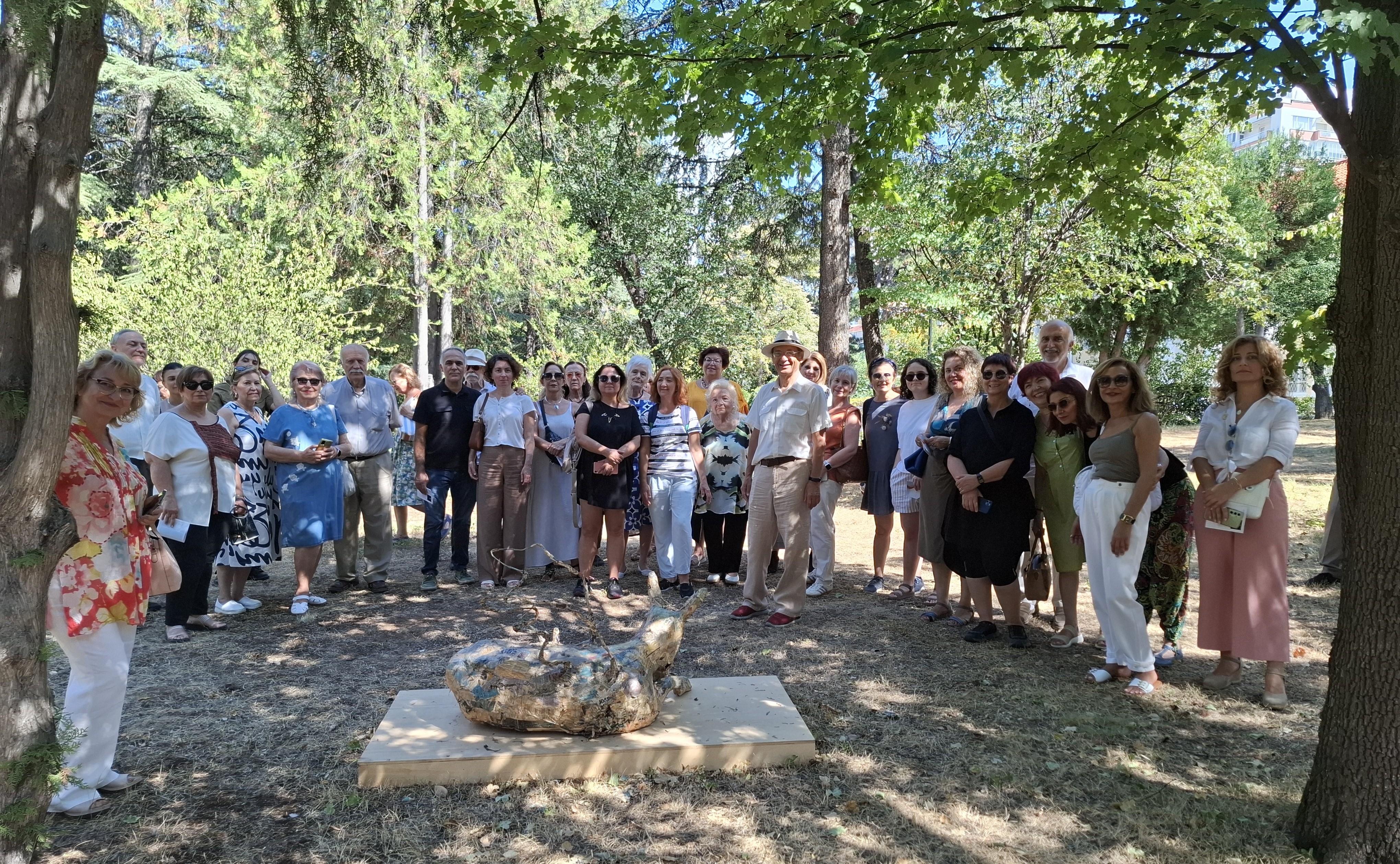 POLONYA ELÇİLİĞİ BAHÇESİNDEKİ SERGİYİ GEZDİK, KAVAKLIDERE’Yİ AKARKEN GÖRDÜK